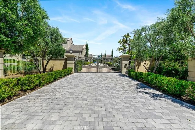 a view of a garden with lawn chairs