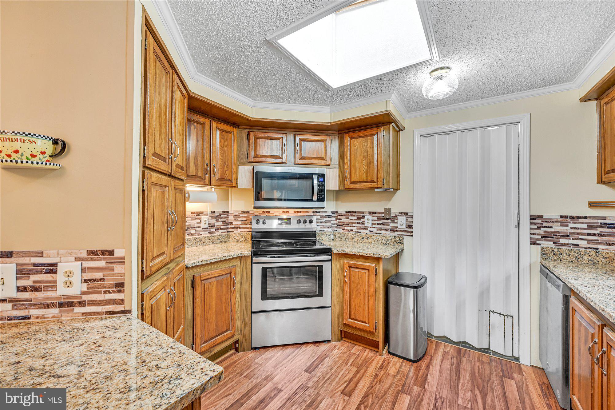 9 Ash Drive Manheim, PA 17545 - Photo 9 of 28 Kitchen with Granite Countertops