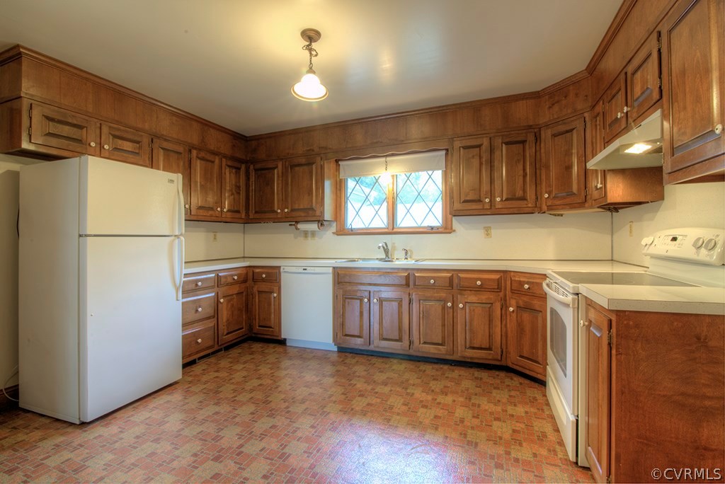 2853 New Market Road Richmond, VA 23231 - Photo 9 of 39 Eat-In Kitchen has Solid Wood Cabinets, Dishwasher
