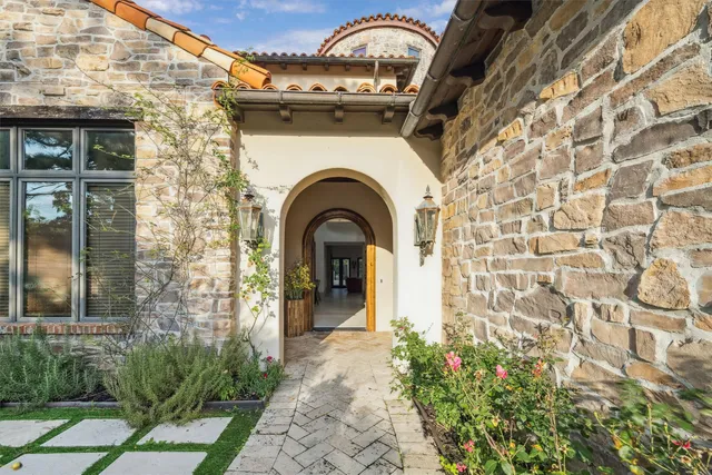 a view of entryway with garden