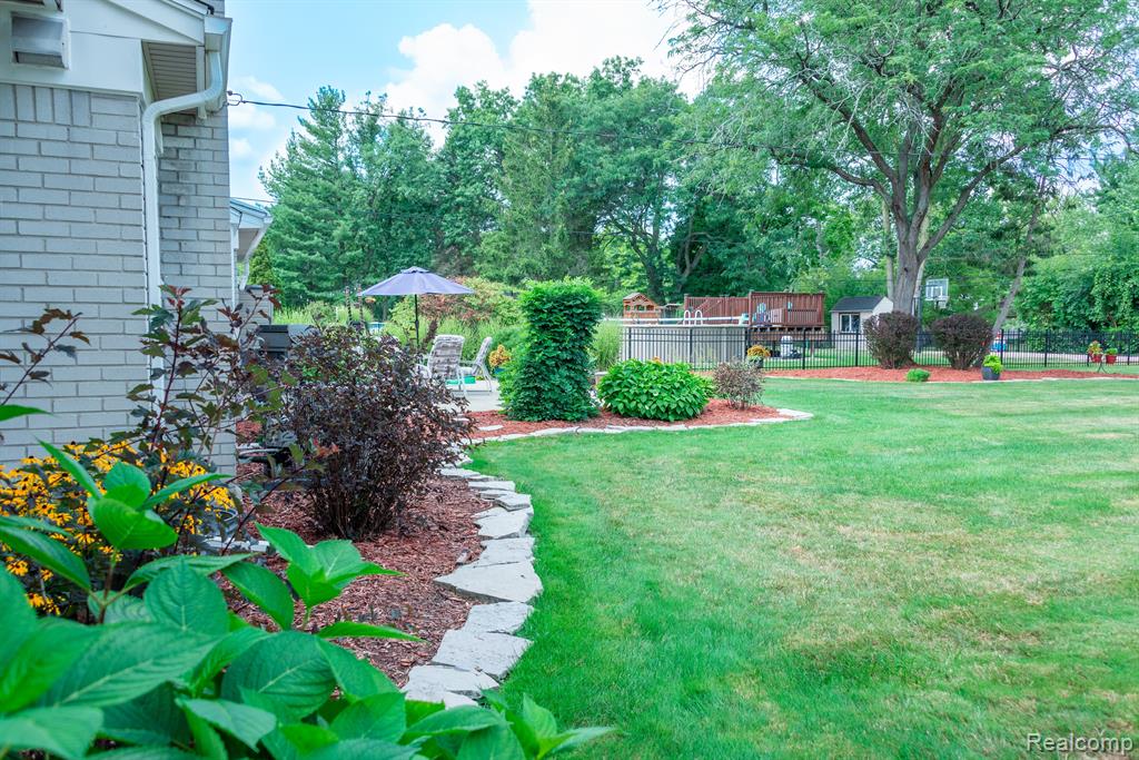 8296 Hampton Road Grosse Ile, MI 48138 - Photo 27 of 72