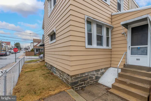 a view of a pathway with a house