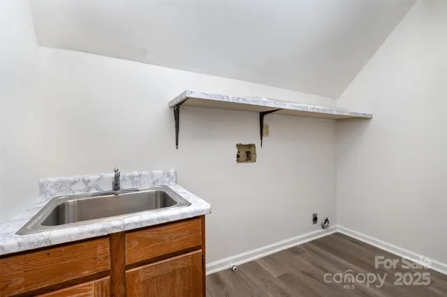 a close view of sink and tap