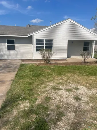 a front view of house with yard
