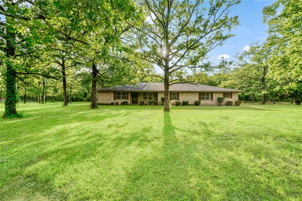 View of front of home and front yard