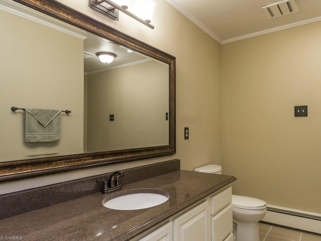 3612 Pinetop Road Greensboro, NC 27410 - Photo 25 of 30 Hall bath for guests!