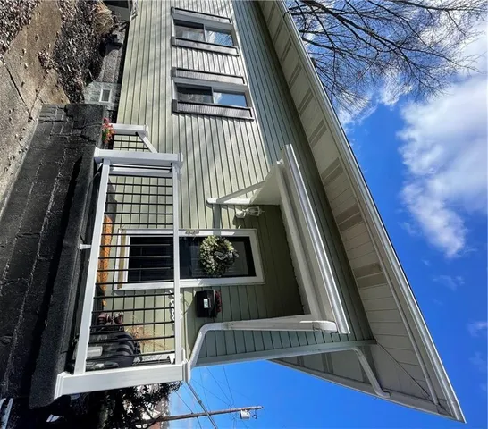 a view of a yard in front of house