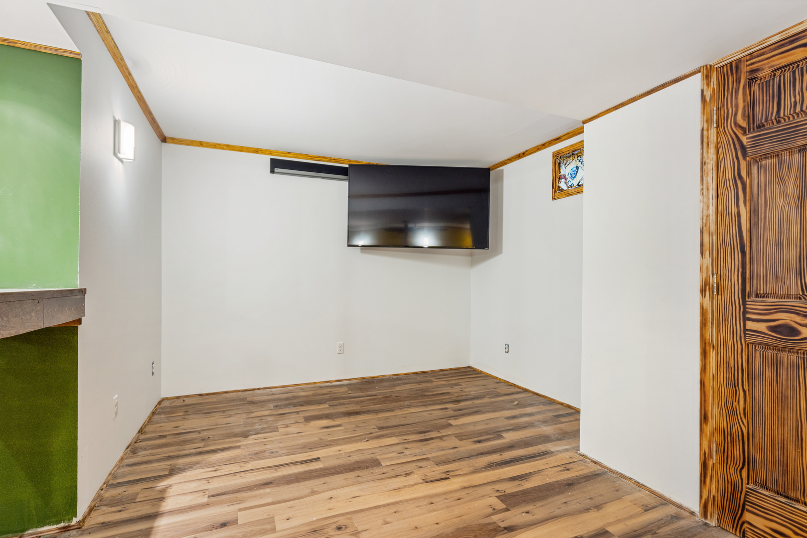 5394 South Mill Pond Road Rochelle, IL 61068 - Photo 18 of 28 a view of a livingroom with wooden floor and a window