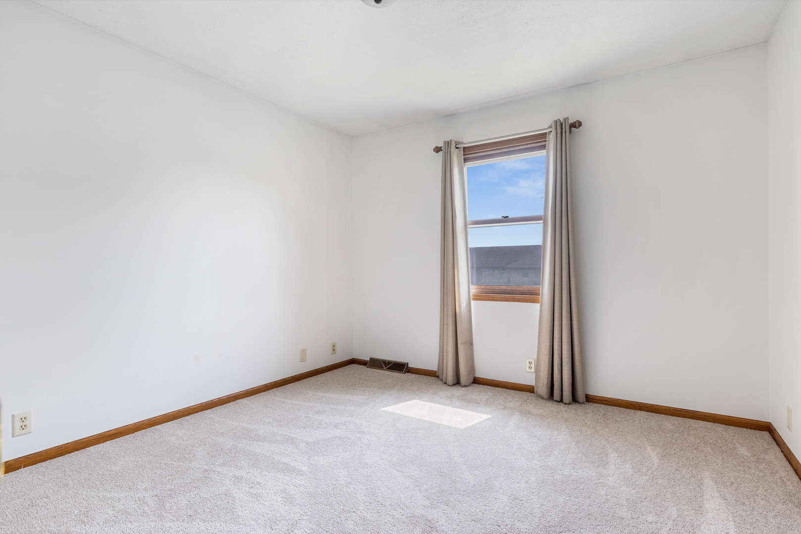 5394 South Mill Pond Road Rochelle, IL 61068 - Photo 8 of 28 an empty room with closet area