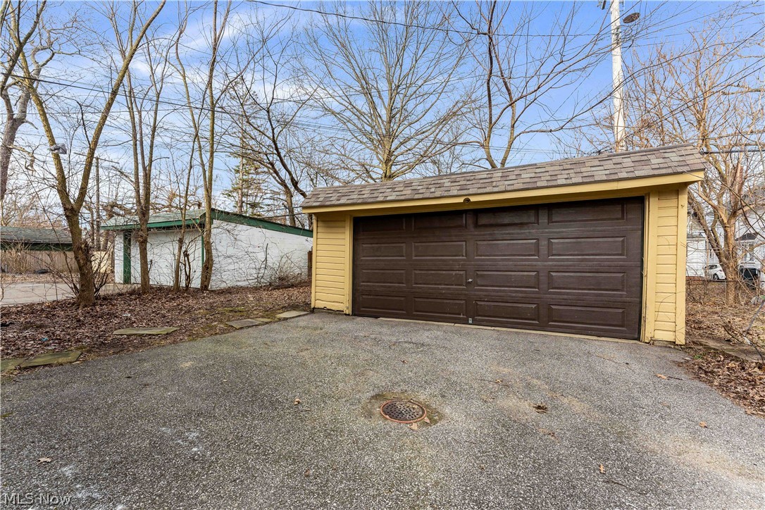 860 Greyton Road Cleveland Heights, OH 44112 - Photo 5 of 31 View of garage