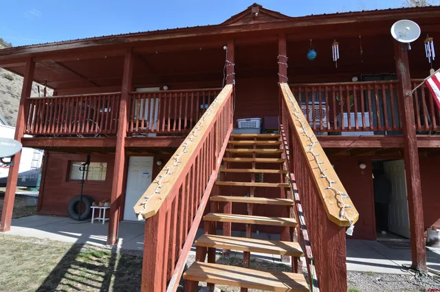 a view of entryway with a front door