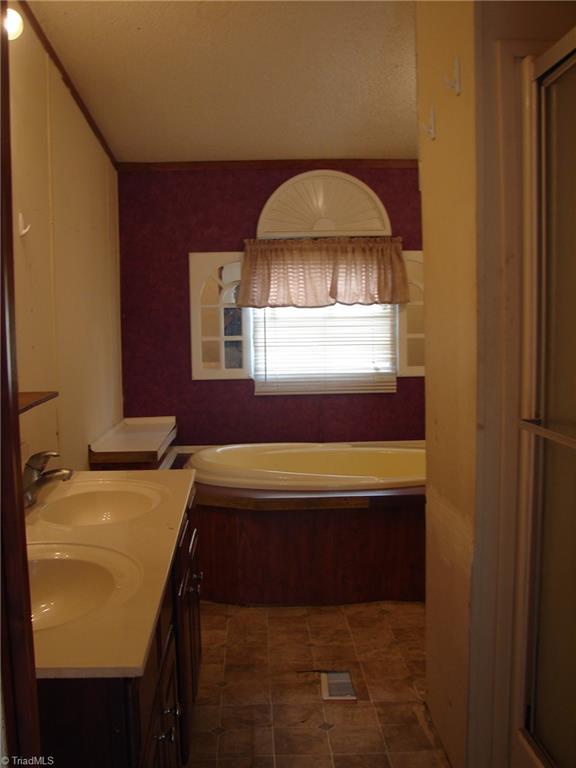 3912 Bethesda Road Lexington, NC 27295 - Photo 11 of 19 Primary Bathroom