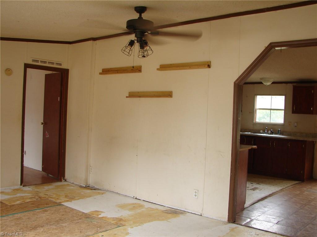 3912 Bethesda Road Lexington, NC 27295 - Photo 3 of 19 Living room
