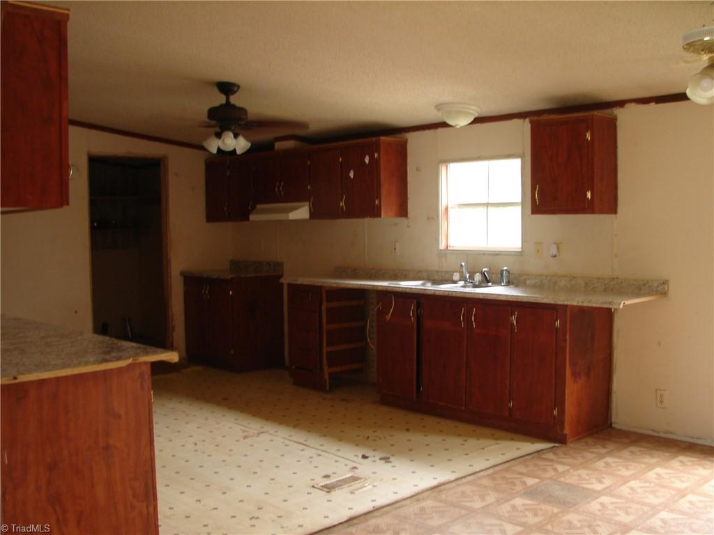 3912 Bethesda Road Lexington, NC 27295 - Photo 5 of 19 Kitchen