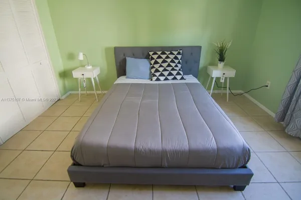 $2,500 | 753 Michigan Avenue, Unit 2D, Miami Beach, FL 33139