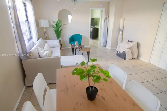 $2,500 | 753 Michigan Avenue, Unit 2D, Miami Beach, FL 33139