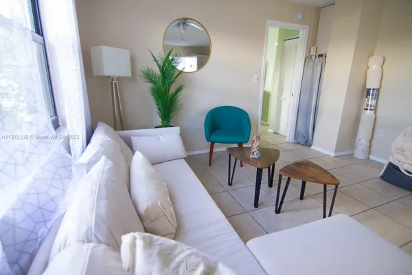 $2,500 | 753 Michigan Avenue, Unit 2D, Miami Beach, FL 33139