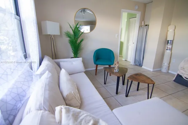 $2,500 | 753 Michigan Avenue, Unit 2D, Miami Beach, FL 33139