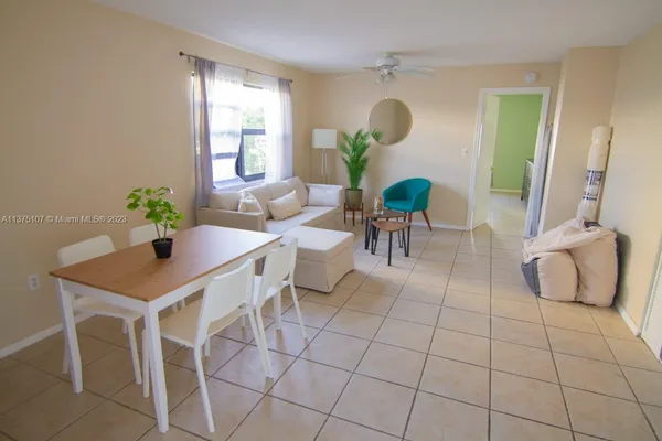 $2,500 | 753 Michigan Avenue, Unit 2D, Miami Beach, FL 33139