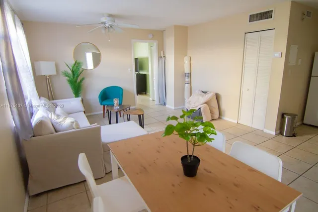 $2,500 | 753 Michigan Avenue, Unit 2D, Miami Beach, FL 33139