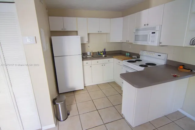 $2,500 | 753 Michigan Avenue, Unit 2D, Miami Beach, FL 33139