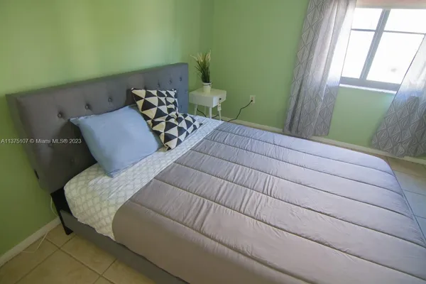 $2,500 | 753 Michigan Avenue, Unit 2D, Miami Beach, FL 33139