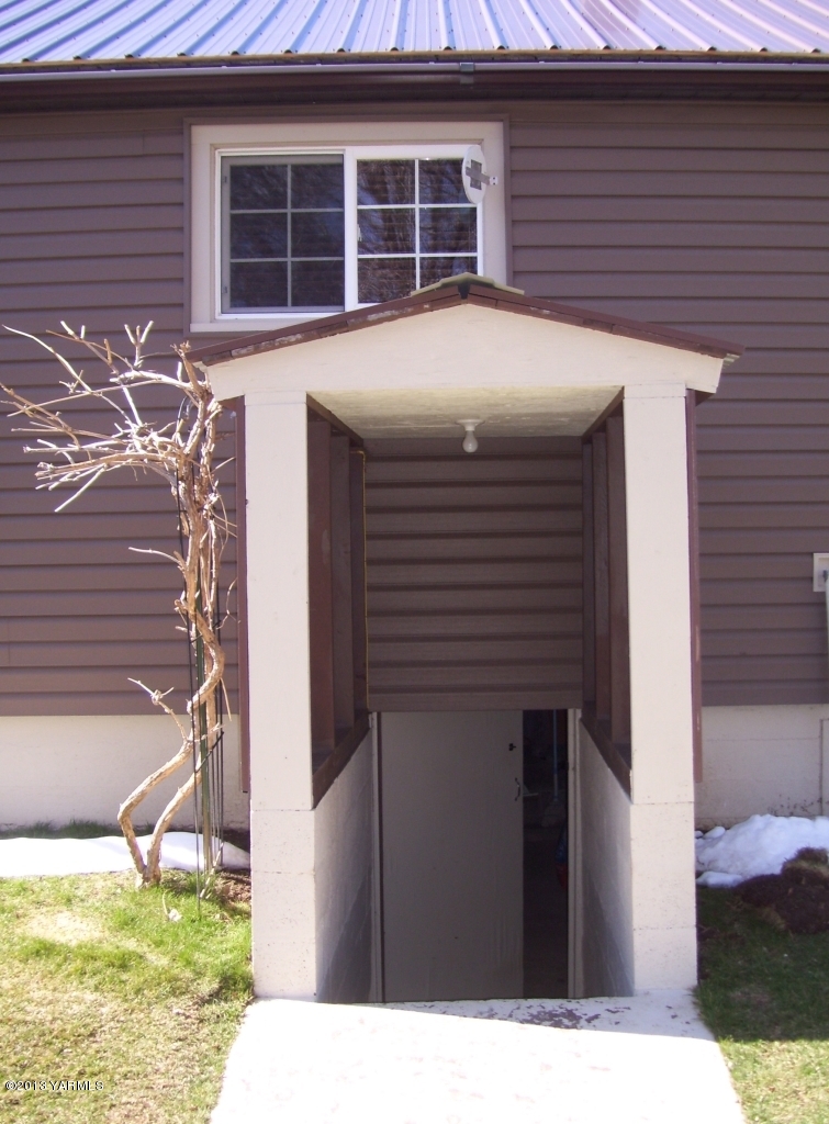 1401 Franklin Road Tieton, WA 98947 - Photo 18 of 20 a front view of a house with a yard