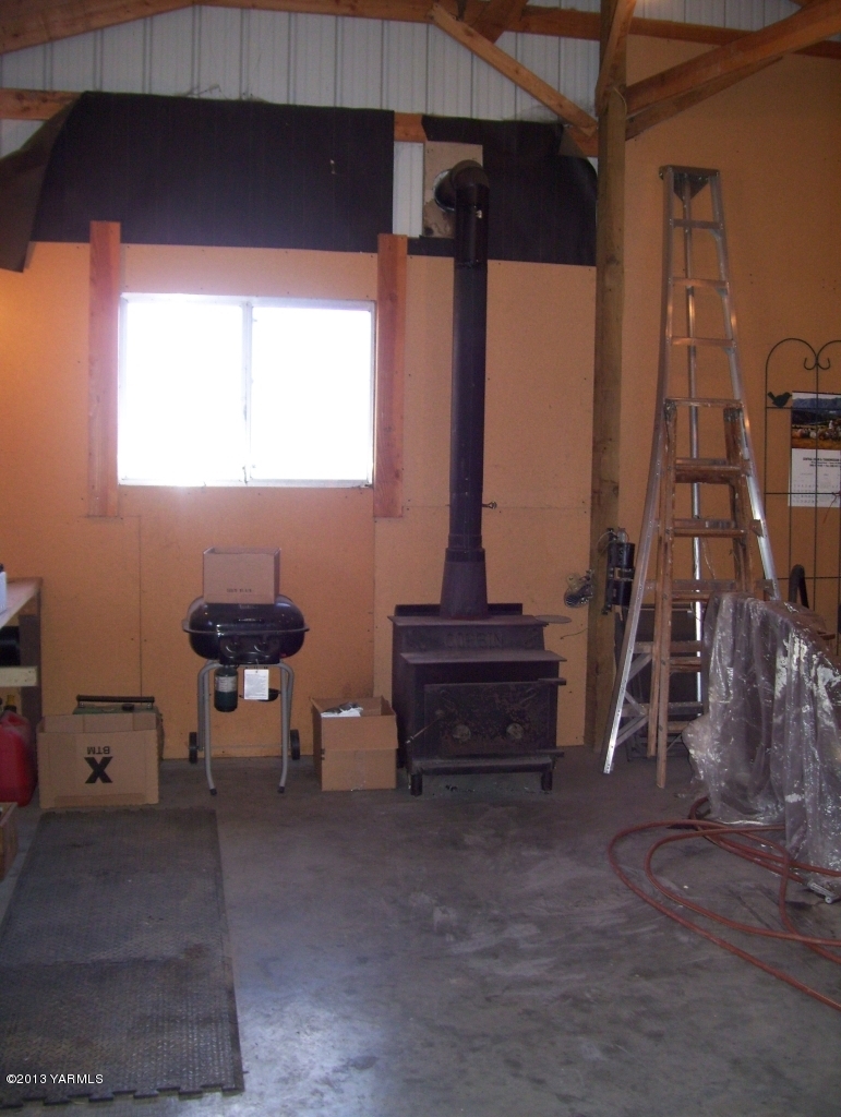 1401 Franklin Road Tieton, WA 98947 - Photo 5 of 20 a view of a room with gym equipment