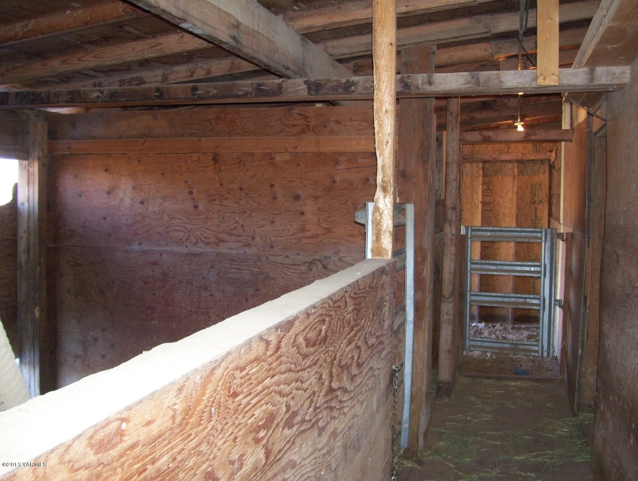 1401 Franklin Road Tieton, WA 98947 - Photo 7 of 20 a bathroom with a shower