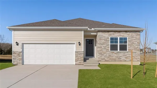 $379,990 | 100 Lake Meadows Drive, Smithville, MO 64089