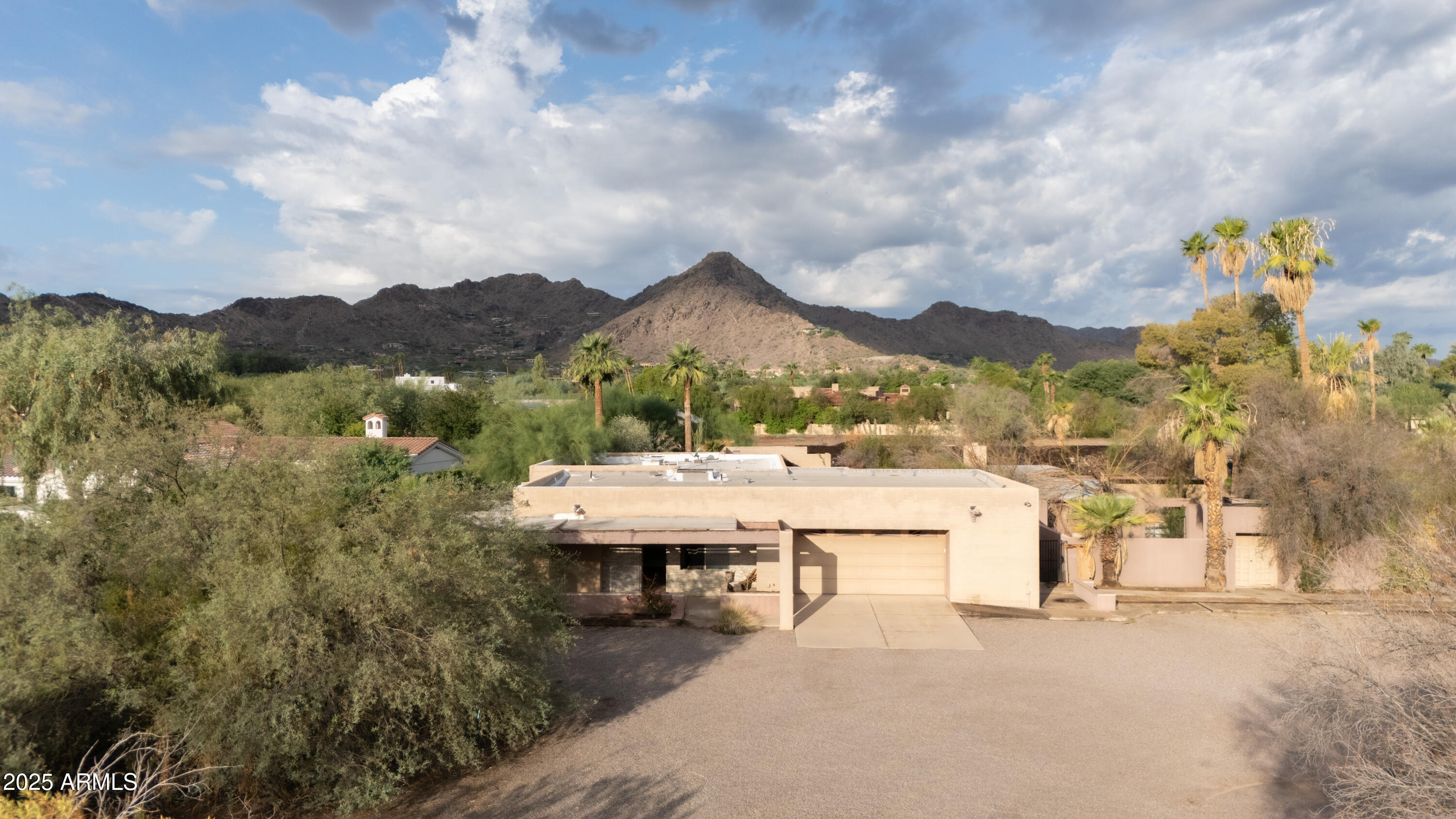 6701 East Mockingbird Lane Paradise Valley, AZ 85253 - Photo 4 of 5 a view of a terrace with a table and chairs