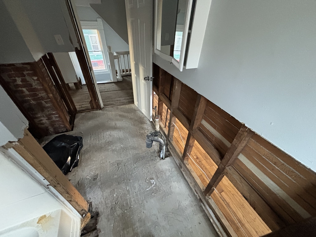 90 Cambridge Street Springfield, MA 01109 - Photo 19 of 25 a view of an entryway