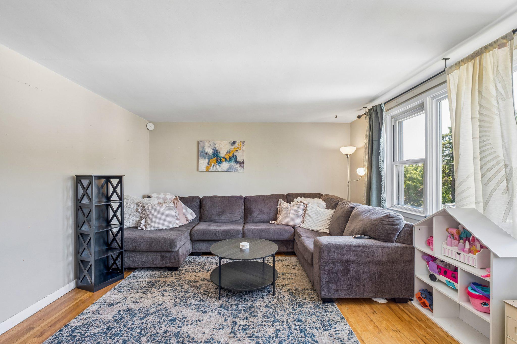 725 Hill Road Philadelphia, PA 19128 - Photo 4 of 43 a living room with furniture and a couch