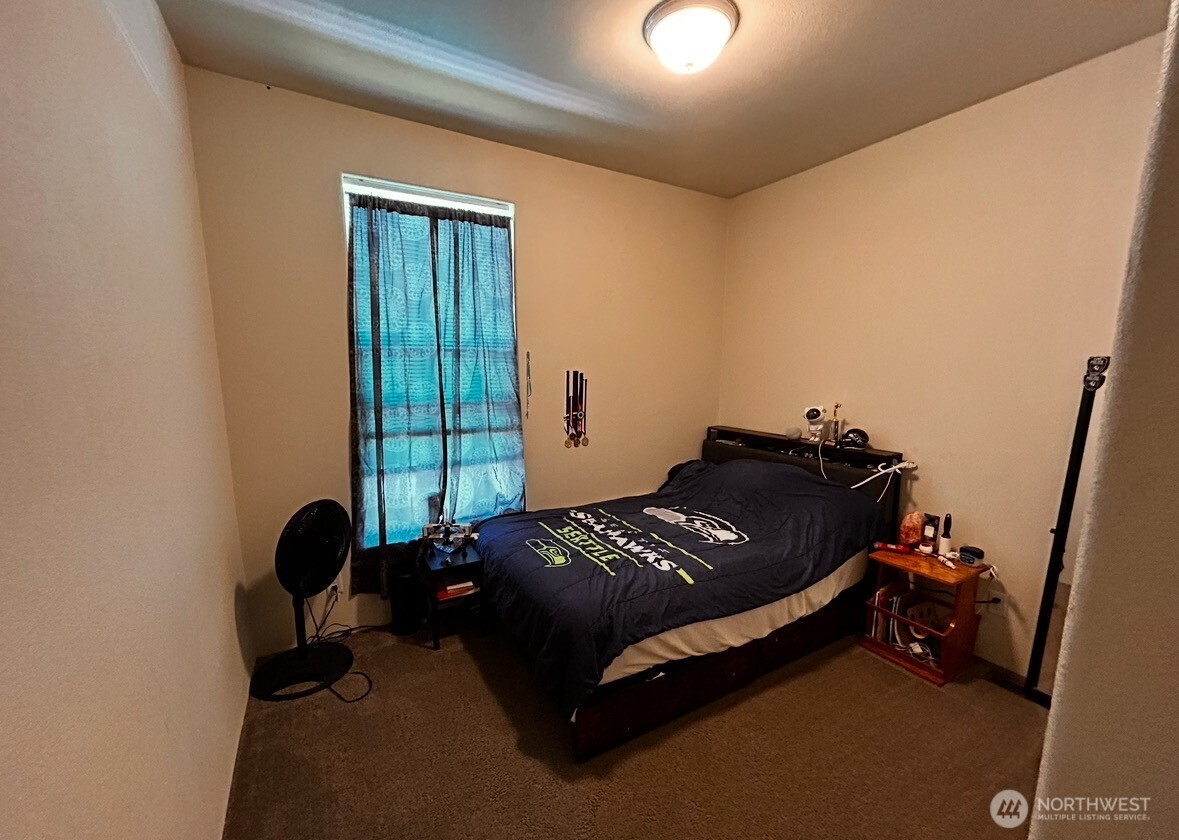 1720 Maple Lane, Unit 33 Kent, WA 98030 - Photo 13 of 20 a bedroom with a bed and a window