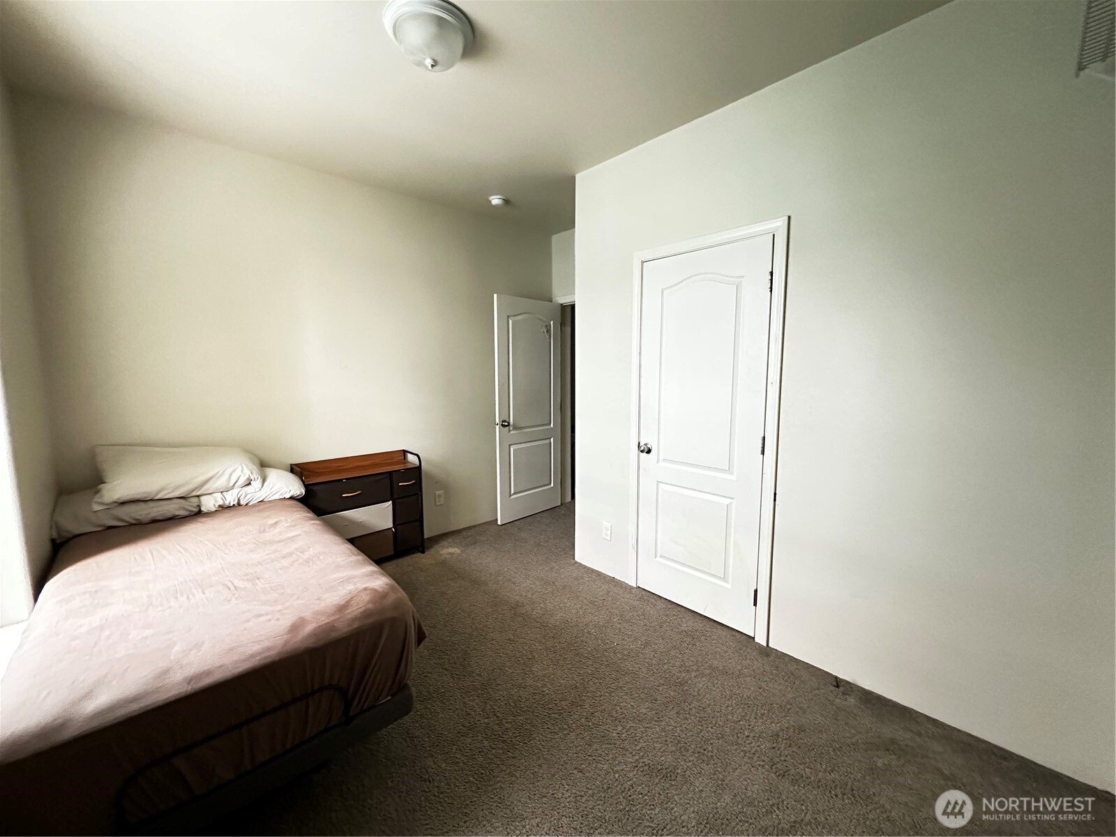 1720 Maple Lane, Unit 33 Kent, WA 98030 - Photo 17 of 20 a bedroom with a bed and a table