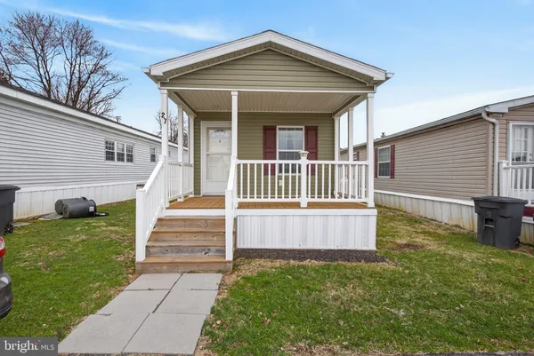 a view of front of house with a yard