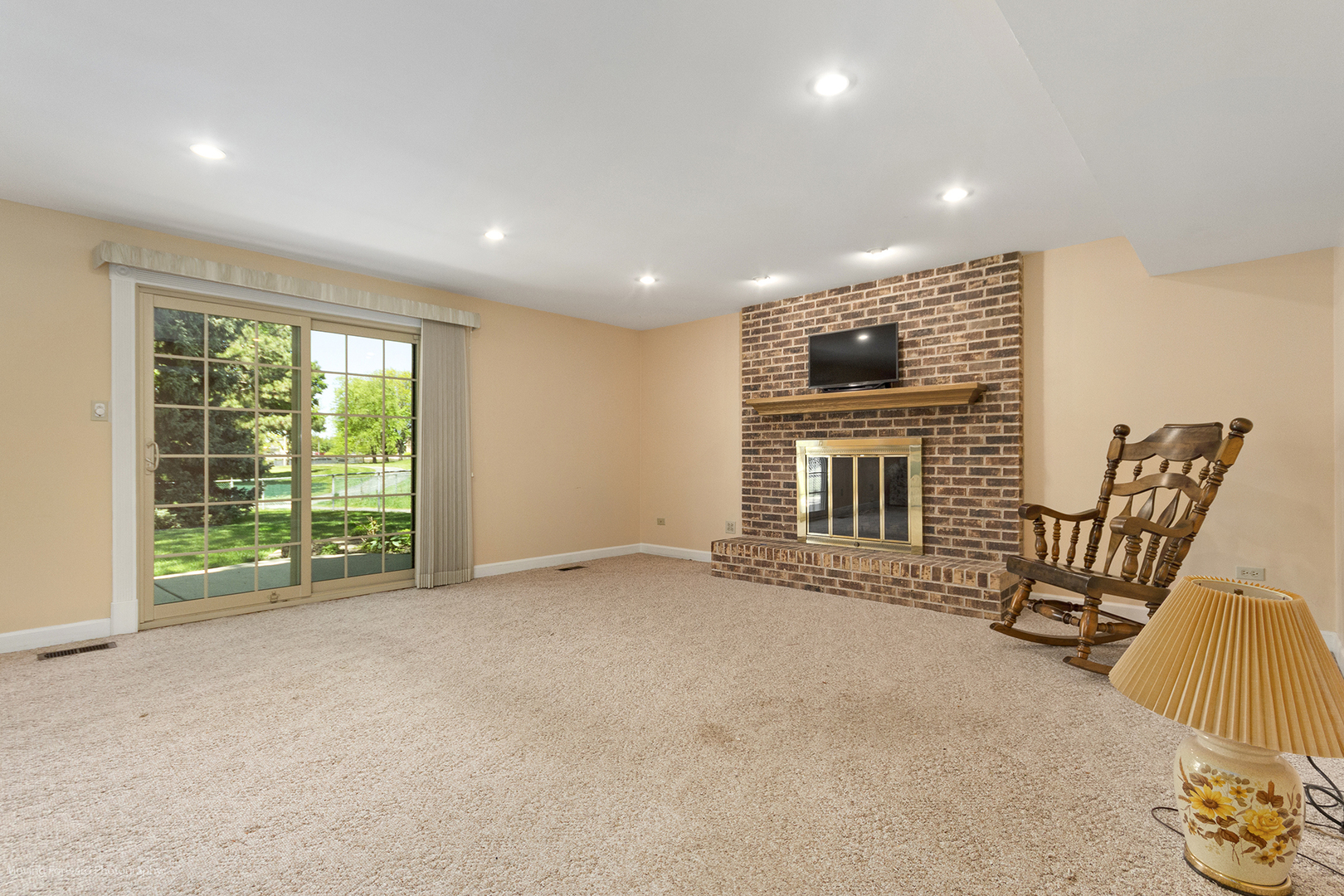 1570 West Goldengate Drive Addison, IL 60101 - Photo 12 of 34 a view of an empty room with furniture and a window