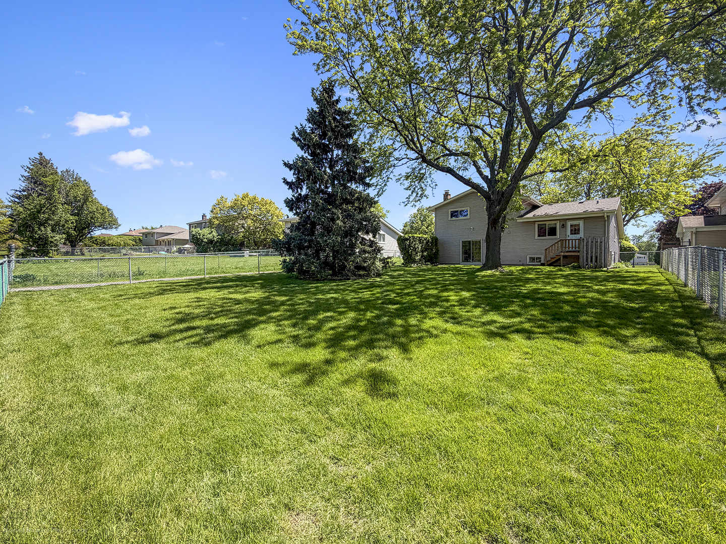 1570 West Goldengate Drive Addison, IL 60101 - Photo 16 of 34 a house view with a garden space