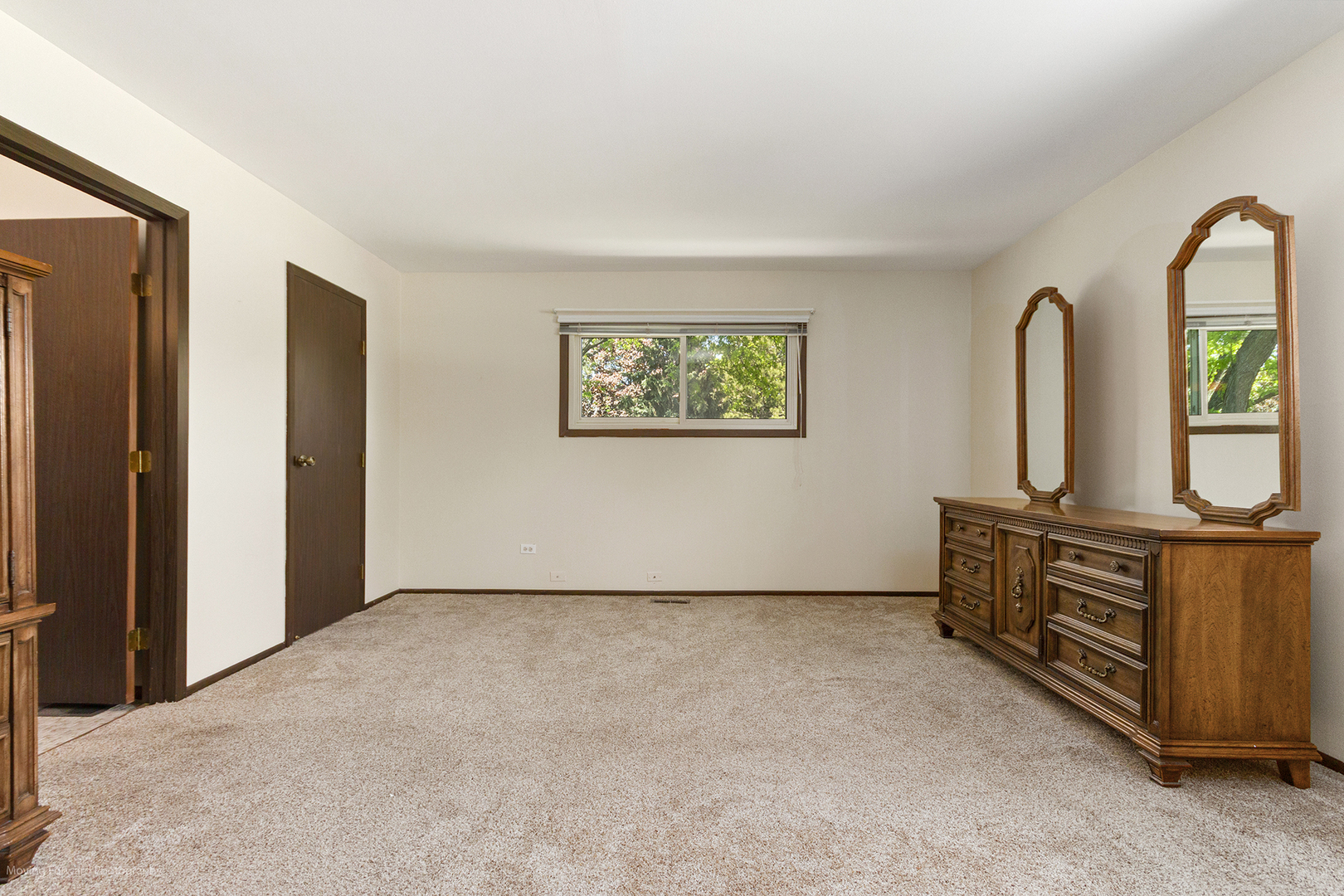 1570 West Goldengate Drive Addison, IL 60101 - Photo 19 of 34 an empty room with windows