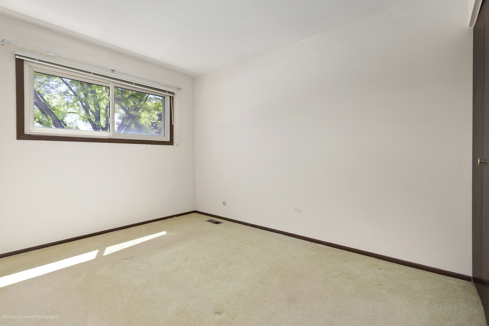 1570 West Goldengate Drive Addison, IL 60101 - Photo 24 of 34 an empty room with a window