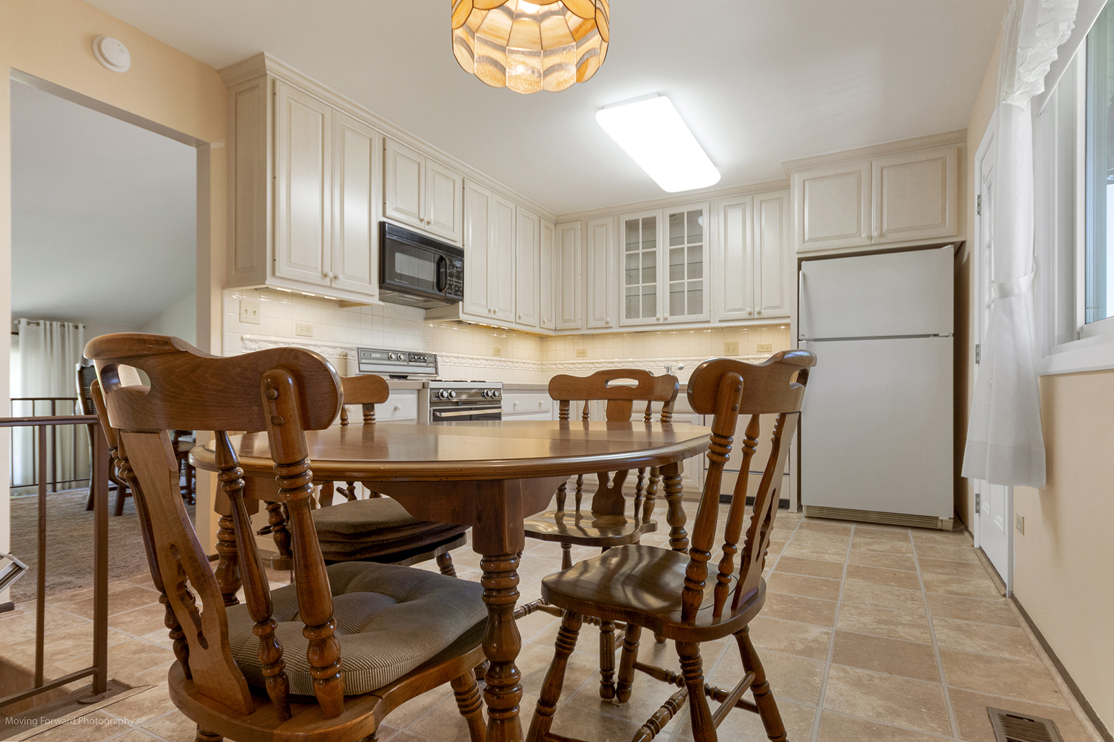 1570 West Goldengate Drive Addison, IL 60101 - Photo 6 of 34 a view of a dining room with furniture