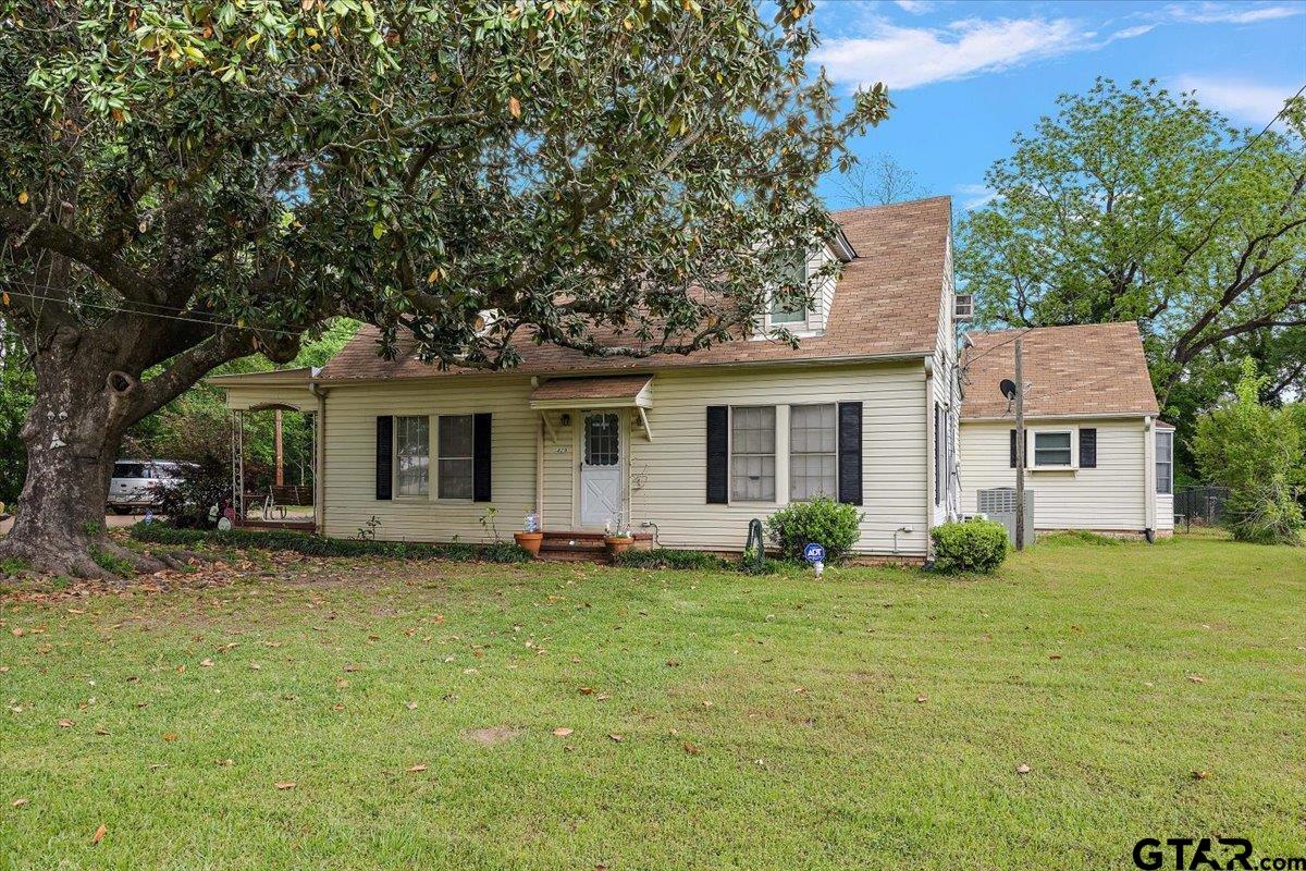 a view of a house with a yard