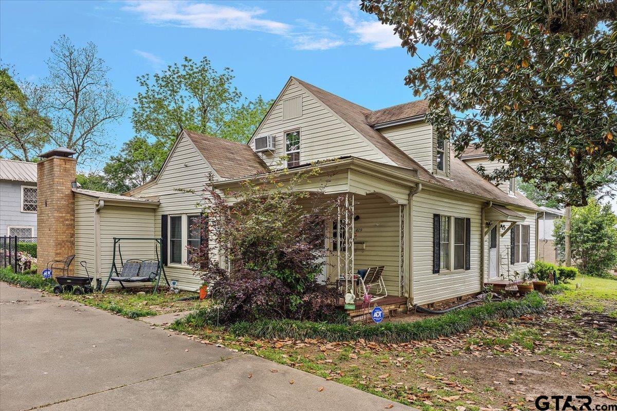 429 Main Street Rusk, TX 75785 - Photo 2 of 26 a front view of a house with garden