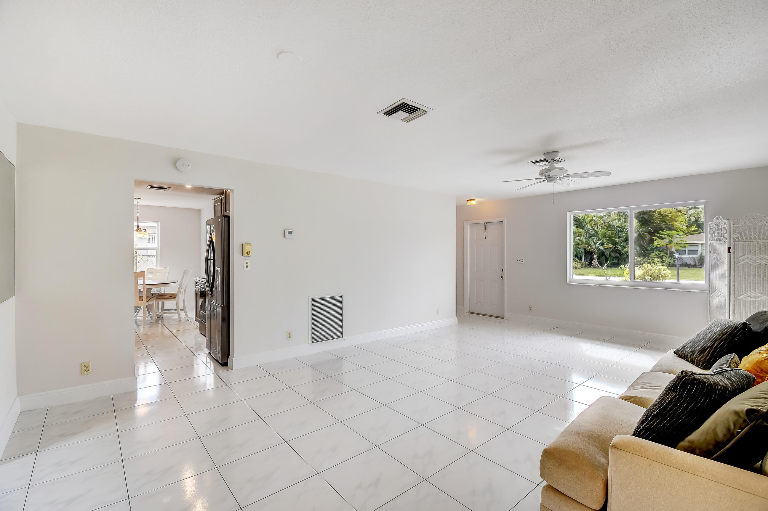 5153 Garfield Road Delray Beach, FL 33484 - Photo 15 of 39 Living Room