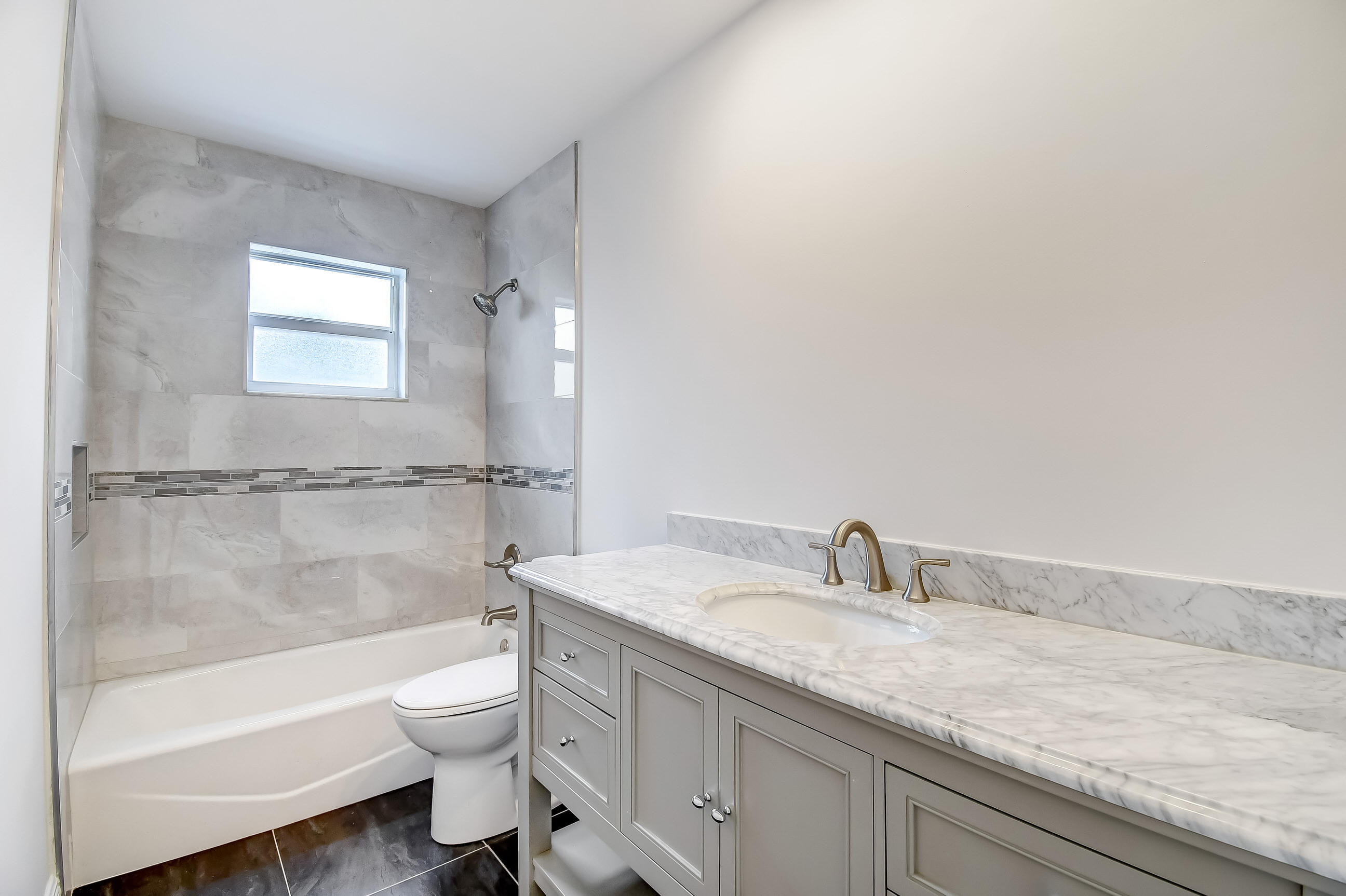 5153 Garfield Road Delray Beach, FL 33484 - Photo 27 of 39 Guest Bath