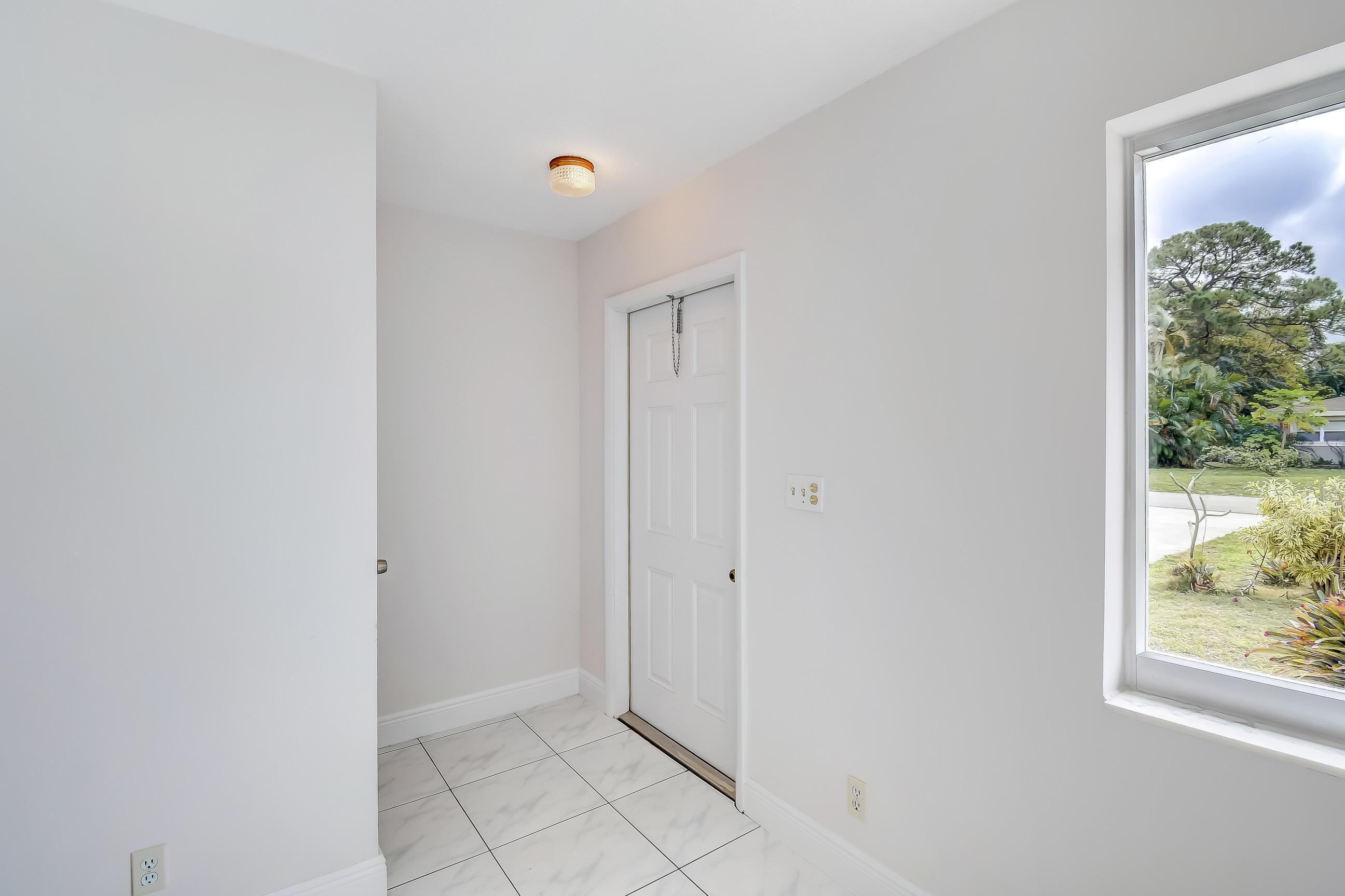 5153 Garfield Road Delray Beach, FL 33484 - Photo 3 of 39 Foyer