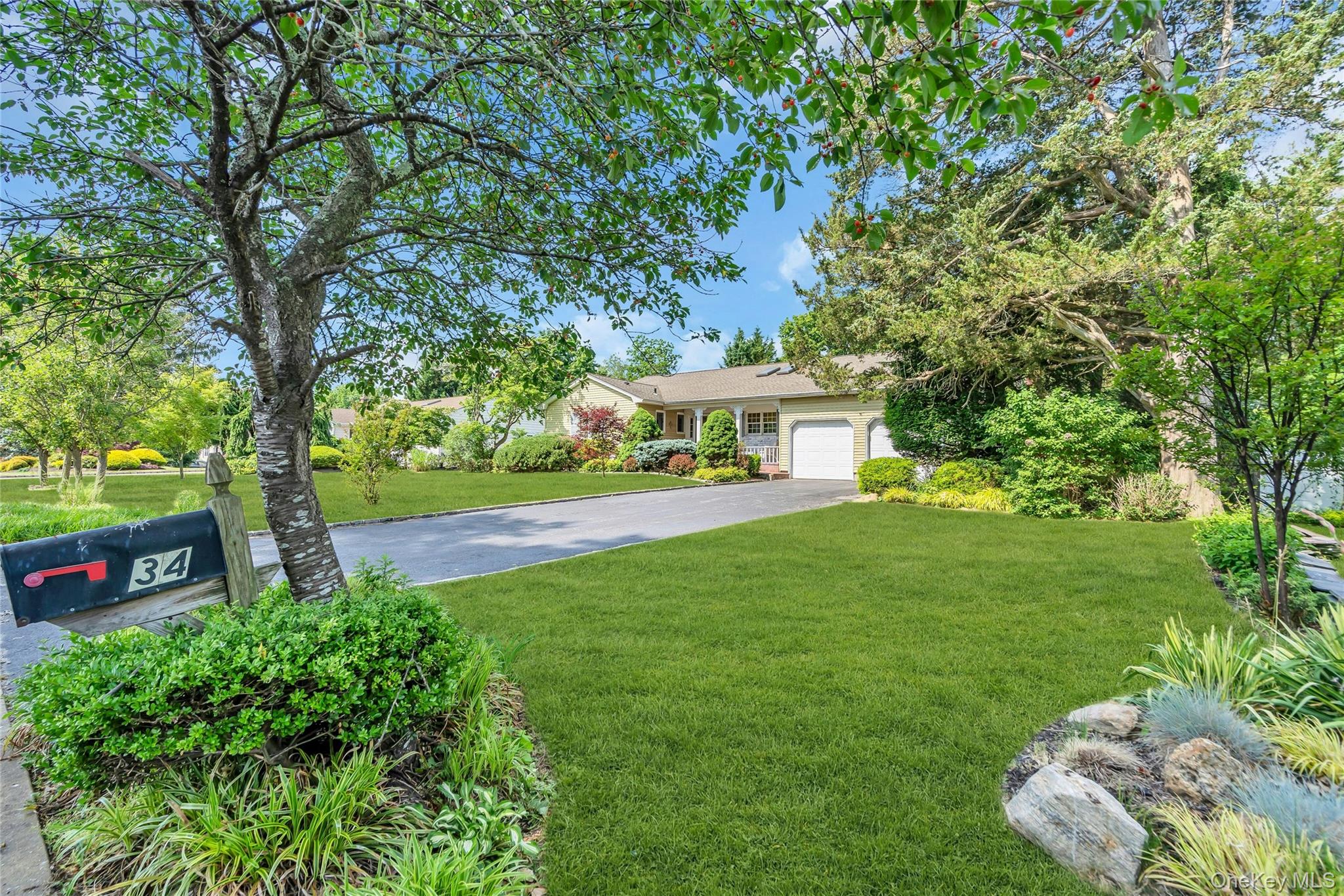 34 Aberdeen Road Smithtown, NY 11787 - Photo 2 of 38