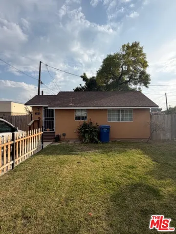 a view of a house with backyard