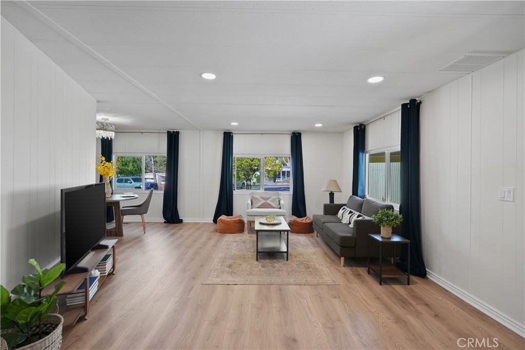 31130 South General Kearny Road, Unit 136 Temecula, CA 92591 - Photo 18 of 65 Wide open Living Room with NEW WINDOWS THROUGHOUT