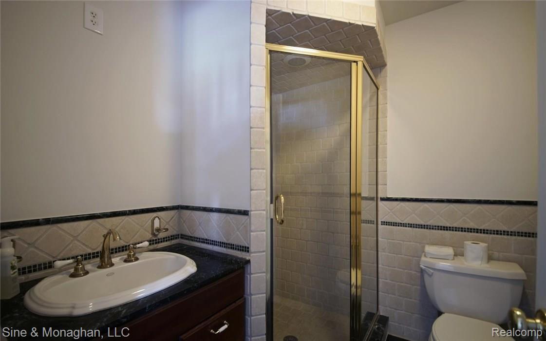 1007 Bedford Road Grosse Pointe, MI 48230 - Photo 11 of 25 12-photo-web-1680x1050-111059.jpg
